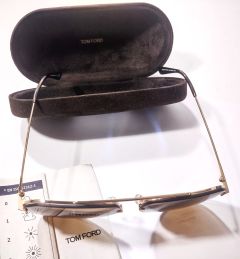 lunettes de soleil TOM FORD avec etui de transport et rangement 