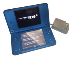 console Nintendo DSi XL avec chargeur et stylet