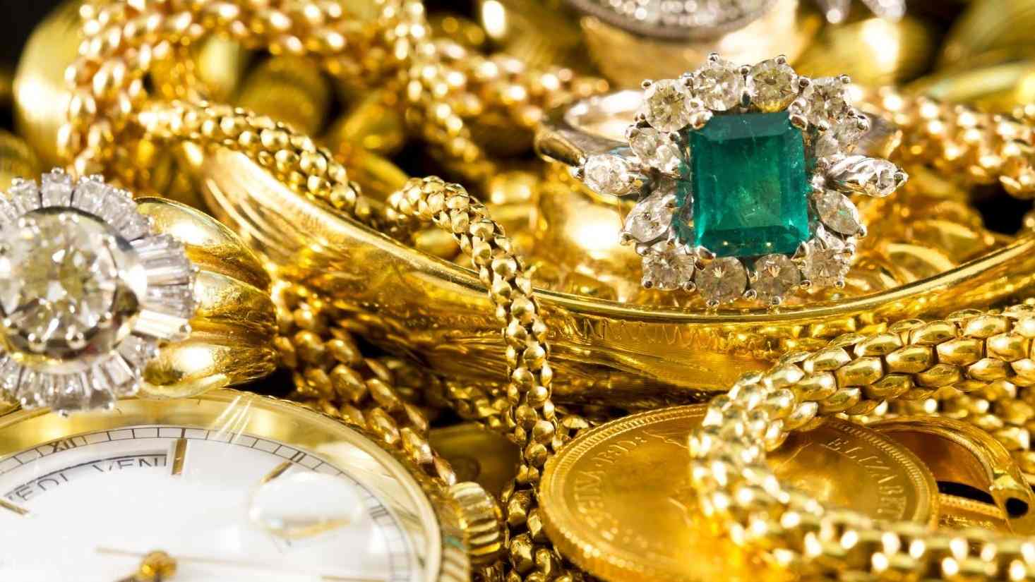 Bijoux, montres et pièces de monnaie préparés pour une évaluation en magasin.