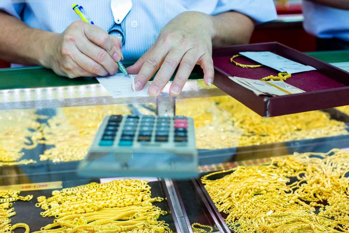 Un vendeur d’or prépare une offre