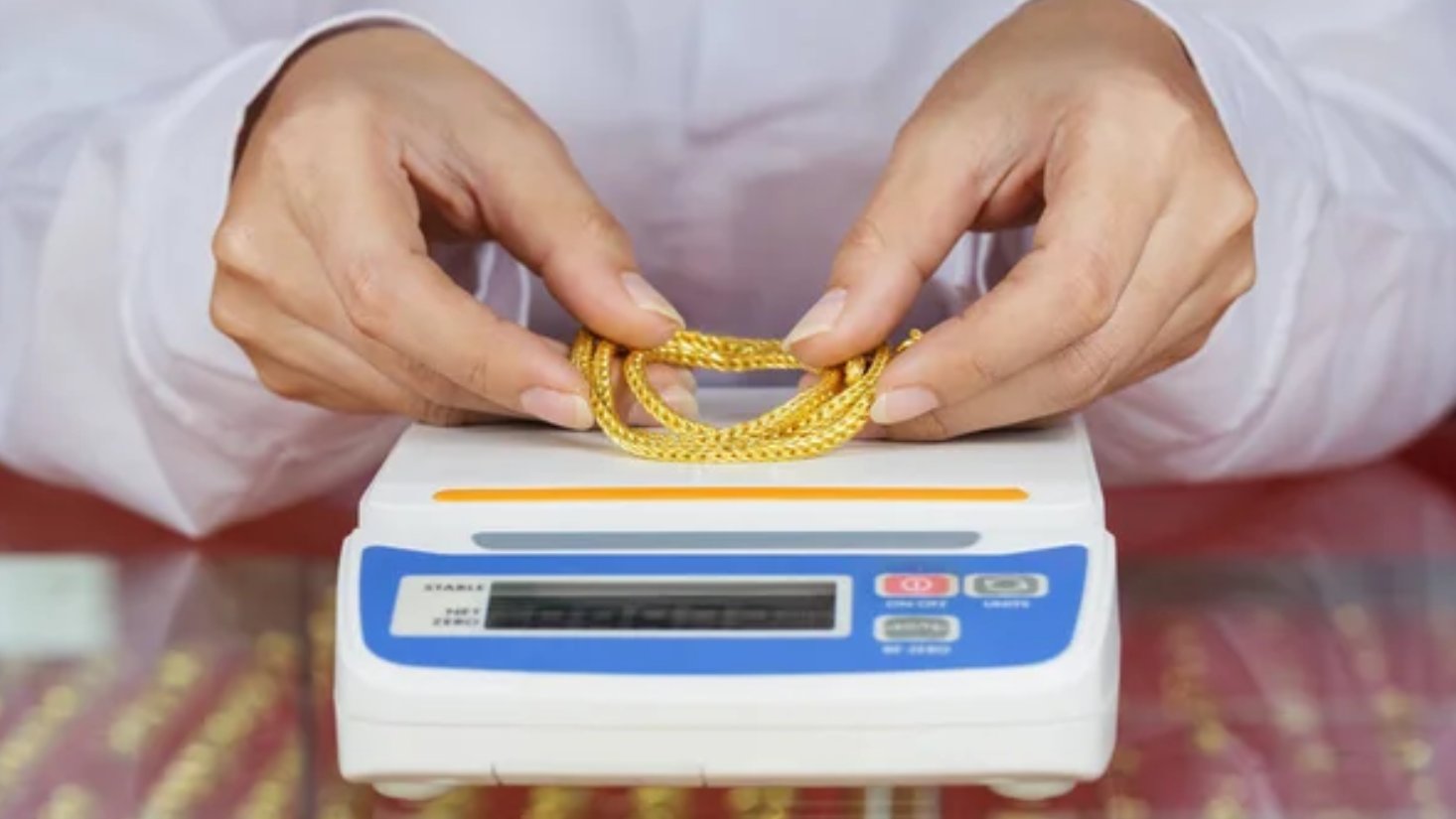 Vente d’un bracelet lors d’une évaluation professionnelle de l’or.