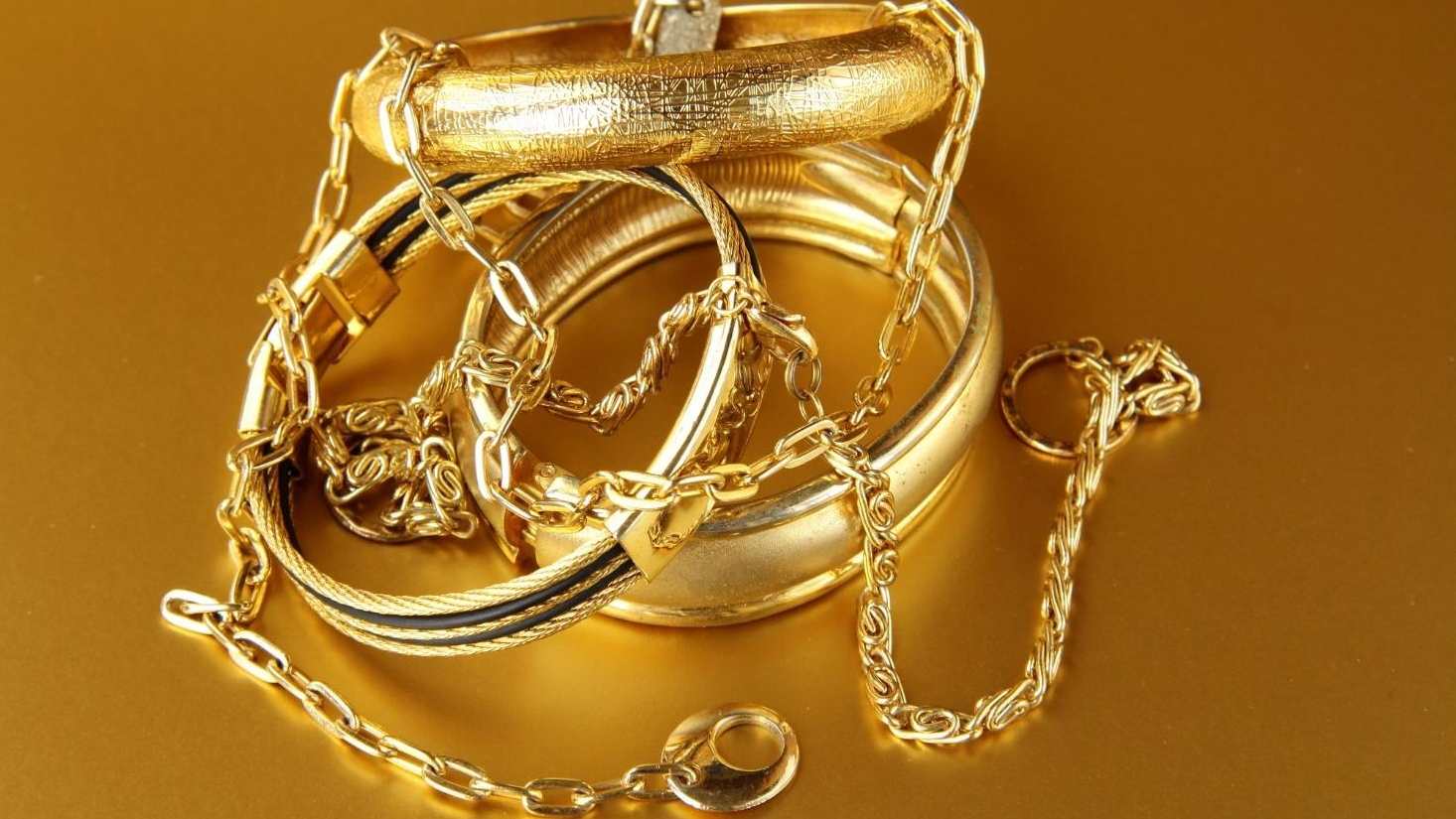 Bijoux en or 10 K, 14 K, 18 K et 24 K comparés avant une évaluation.